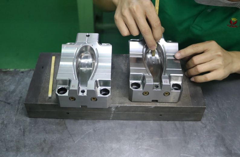 Thao tác đánh bóng khuôn với đá mài dầu bellstone trong công đoạn mài thô