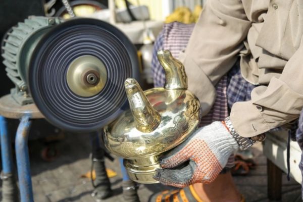 Sáp đánh bóng có thể sử dụng với máy hoặc bằng tay (Ảnh minh họa)