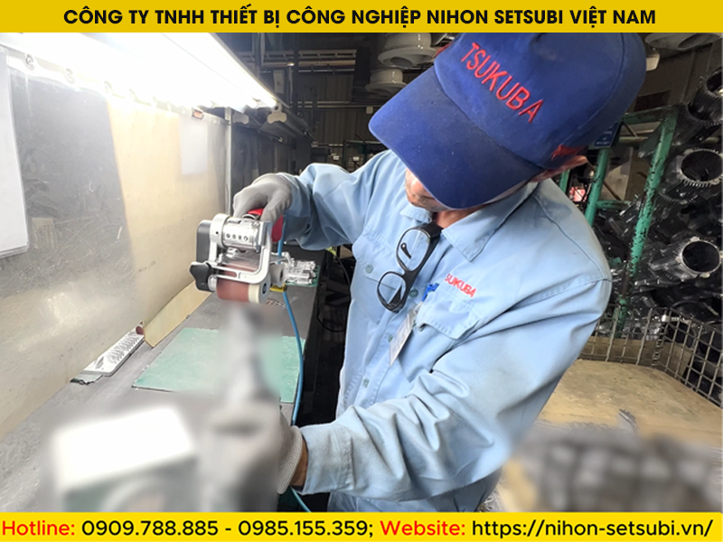 Cận cảnh máy chà nhám DR Pneumatic Tools hoạt động trong nhà máy khuôn đúc